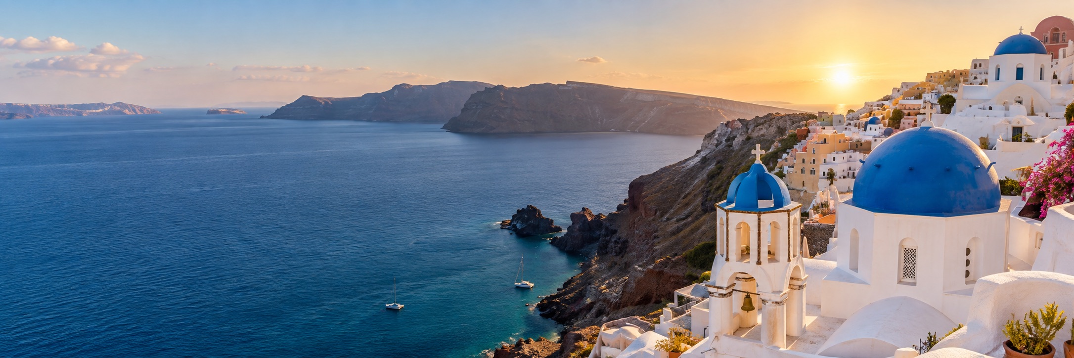 Vizual de inspirație: case albe și Marea Egee în Santorini.