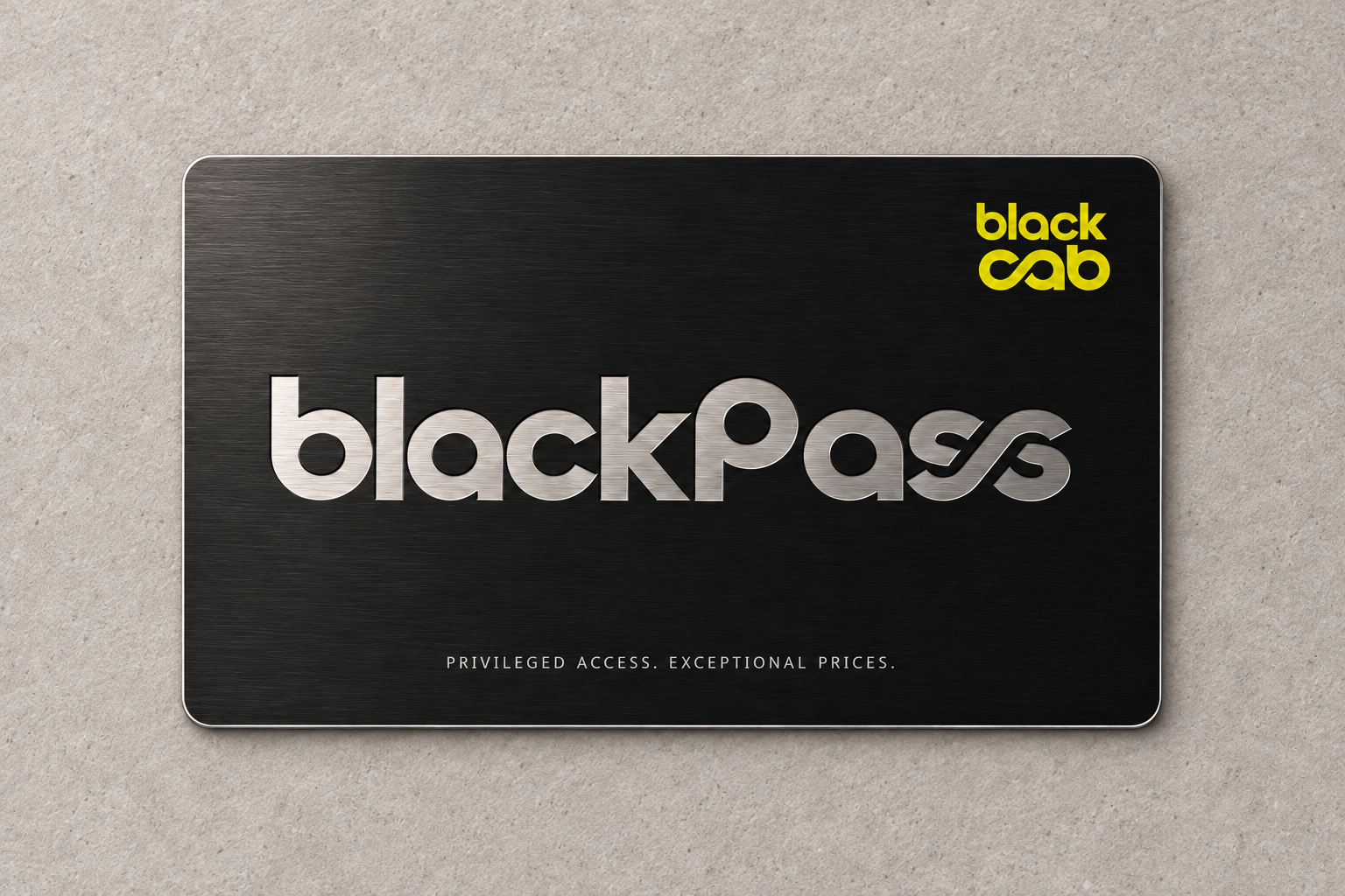 Vedere frontală a cardului BlackPass negru cu finisaj metalic, siglă platinum și semnătura BlackCab.